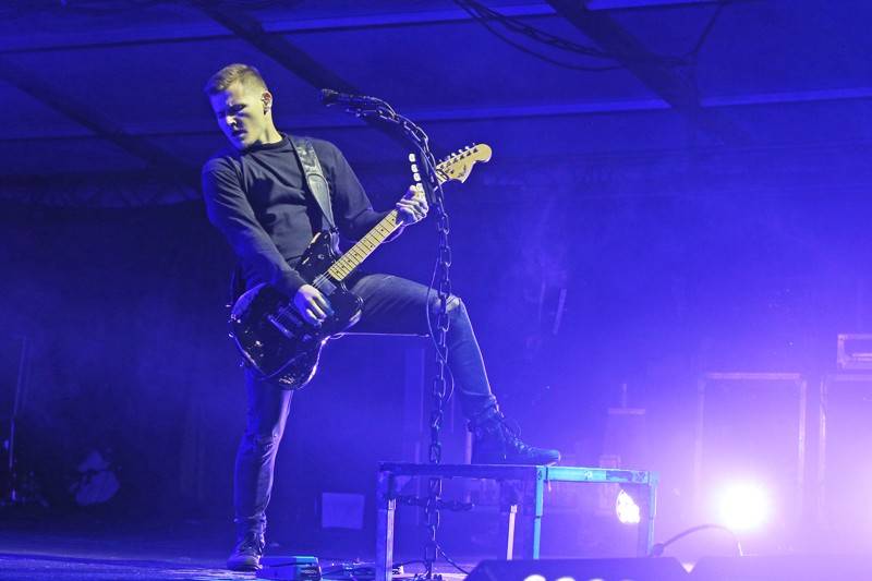 Cibulafest, den druhý: Tomáš Klus na pouti publikem a ohnivé show Kabátu a Škworu