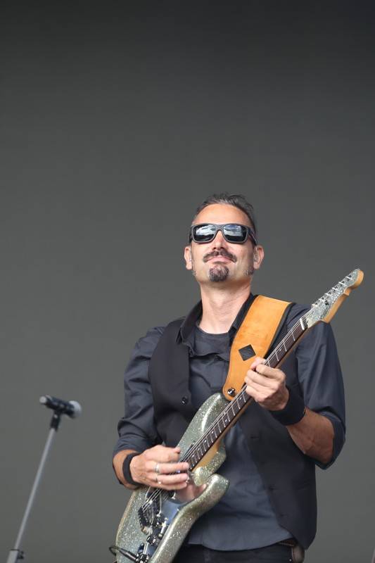 Cibulafest, den druhý: Tomáš Klus na pouti publikem a ohnivé show Kabátu a Škworu