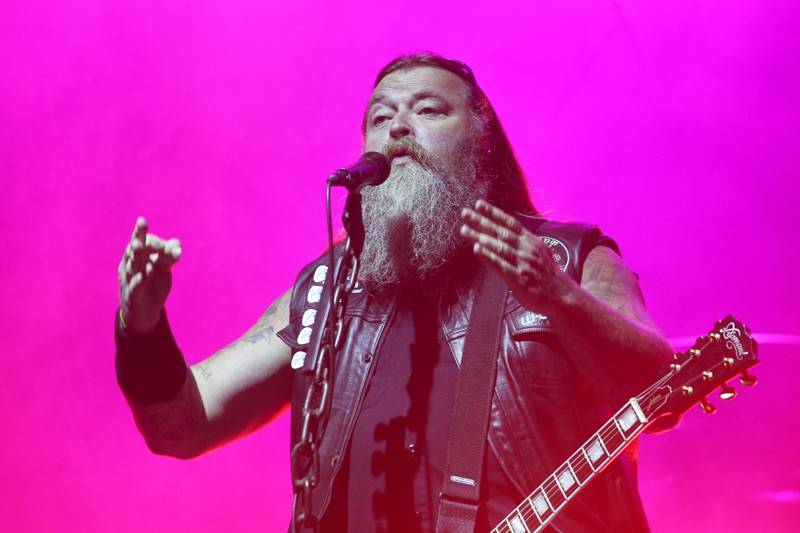 Cibulafest, den druhý: Tomáš Klus na pouti publikem a ohnivé show Kabátu a Škworu