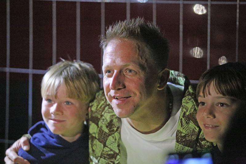 Cibulafest, den druhý: Tomáš Klus na pouti publikem a ohnivé show Kabátu a Škworu