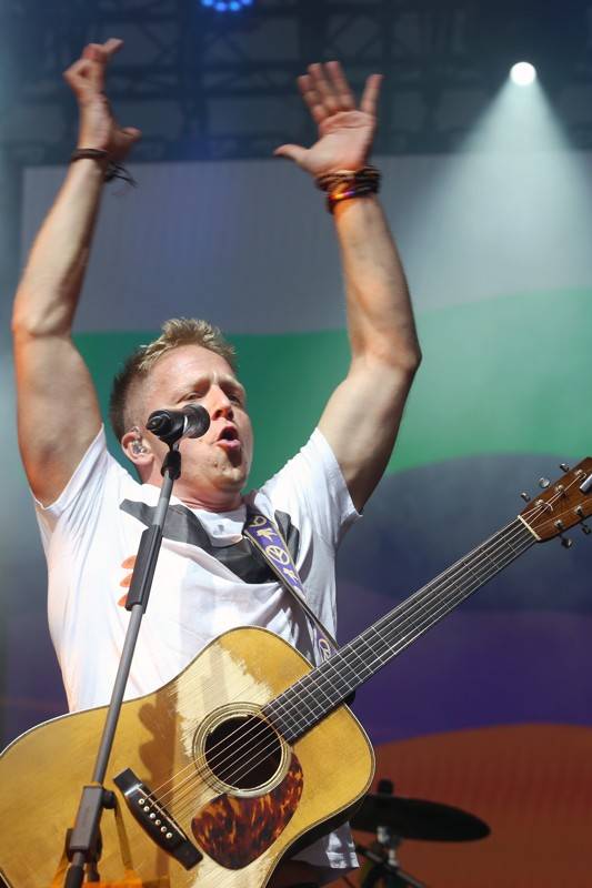 Cibulafest, den druhý: Tomáš Klus na pouti publikem a ohnivé show Kabátu a Škworu