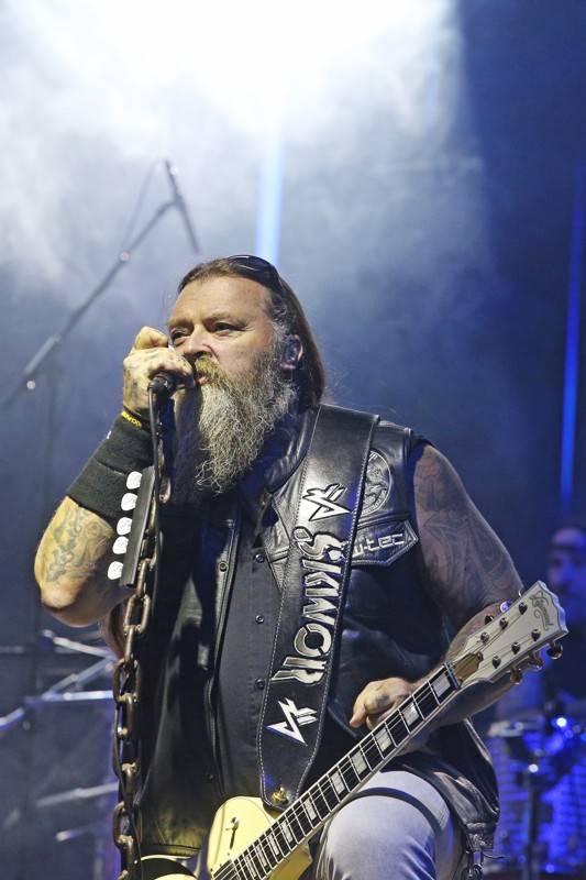 Cibulafest, den druhý: Tomáš Klus na pouti publikem a ohnivé show Kabátu a Škworu