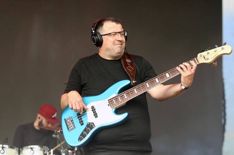 Cibulafest, den druhý: Tomáš Klus na pouti publikem a ohnivé show Kabátu a Škworu