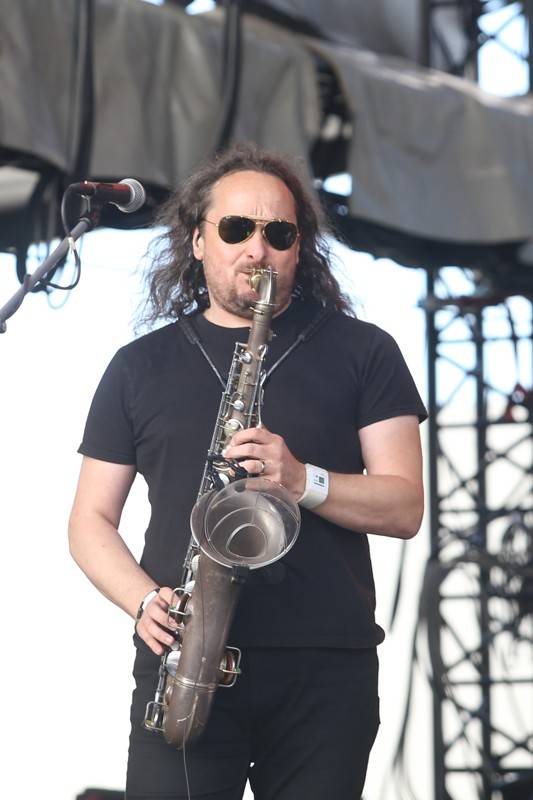 Cibulafest, den druhý: Tomáš Klus na pouti publikem a ohnivé show Kabátu a Škworu