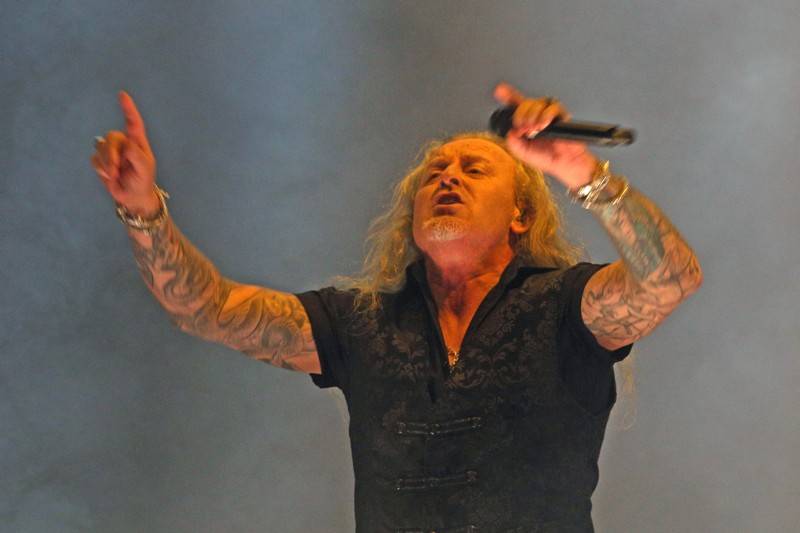 Cibulafest, den druhý: Tomáš Klus na pouti publikem a ohnivé show Kabátu a Škworu