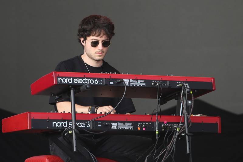 Cibulafest, den druhý: Tomáš Klus na pouti publikem a ohnivé show Kabátu a Škworu