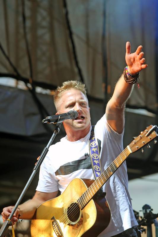 Cibulafest, den druhý: Tomáš Klus na pouti publikem a ohnivé show Kabátu a Škworu