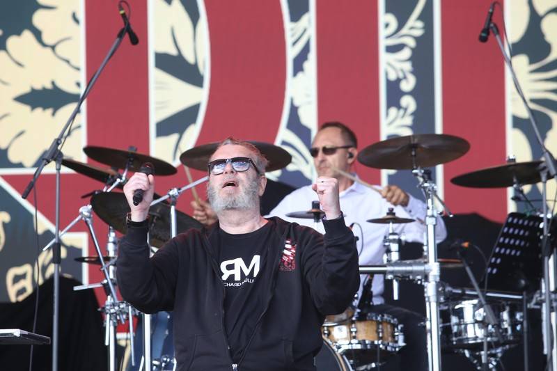 Cibulafest, den druhý: Tomáš Klus na pouti publikem a ohnivé show Kabátu a Škworu