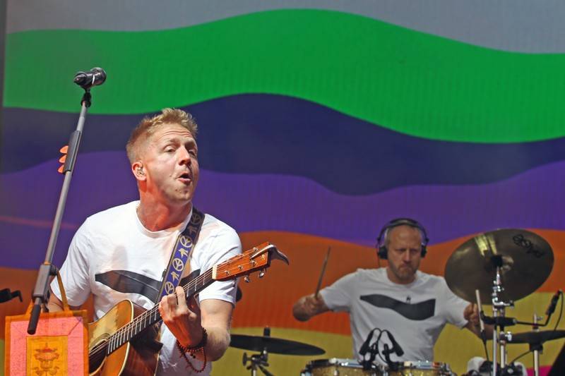 Cibulafest, den druhý: Tomáš Klus na pouti publikem a ohnivé show Kabátu a Škworu