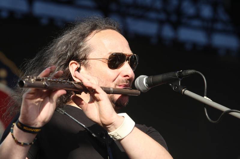 Cibulafest, den druhý: Tomáš Klus na pouti publikem a ohnivé show Kabátu a Škworu