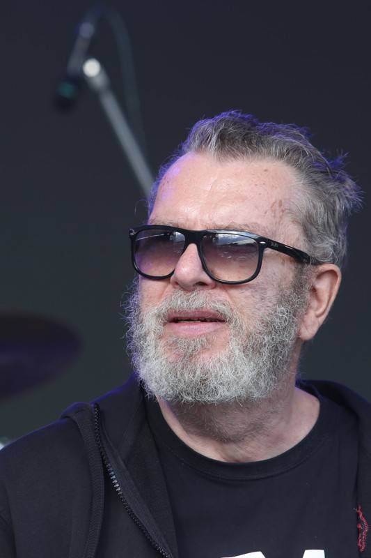 Cibulafest, den druhý: Tomáš Klus na pouti publikem a ohnivé show Kabátu a Škworu