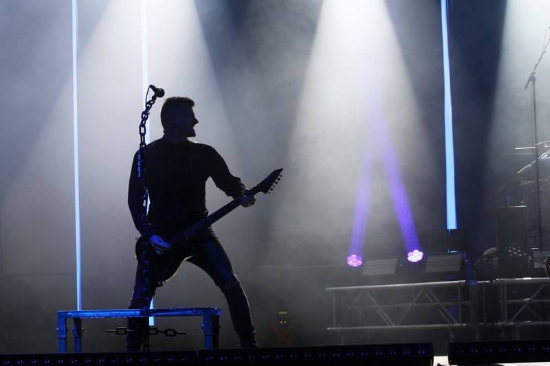 Cibulafest, den druhý: Tomáš Klus na pouti publikem a ohnivé show Kabátu a Škworu