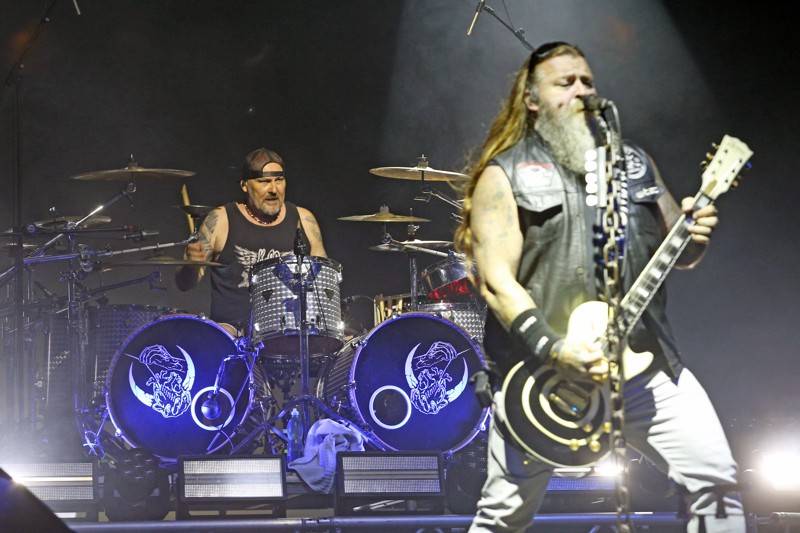 Cibulafest, den druhý: Tomáš Klus na pouti publikem a ohnivé show Kabátu a Škworu