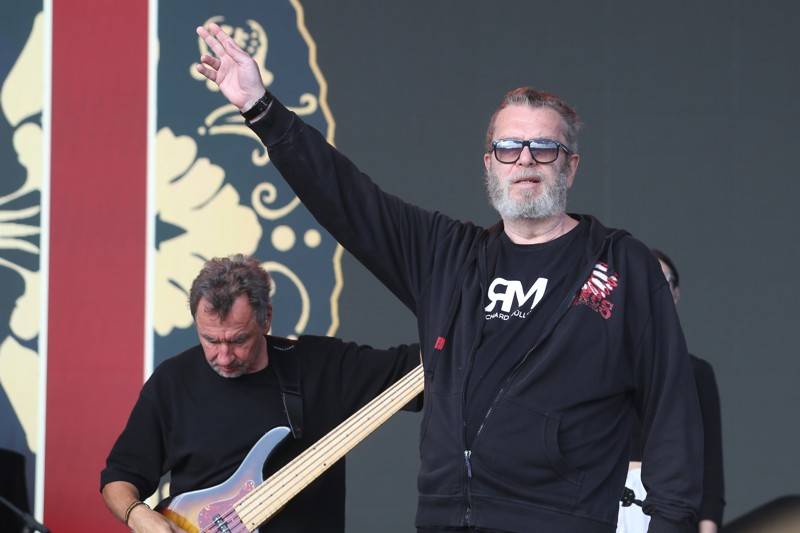 Cibulafest, den druhý: Tomáš Klus na pouti publikem a ohnivé show Kabátu a Škworu