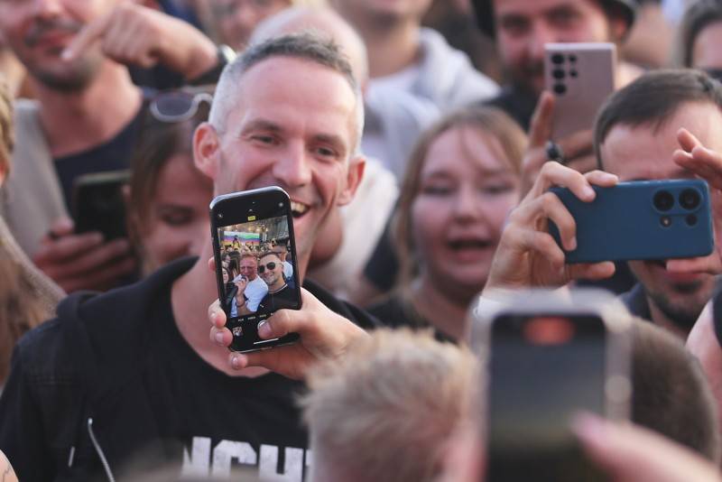 Cibulafest, den druhý: Tomáš Klus na pouti publikem a ohnivé show Kabátu a Škworu