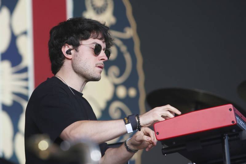 Cibulafest, den druhý: Tomáš Klus na pouti publikem a ohnivé show Kabátu a Škworu