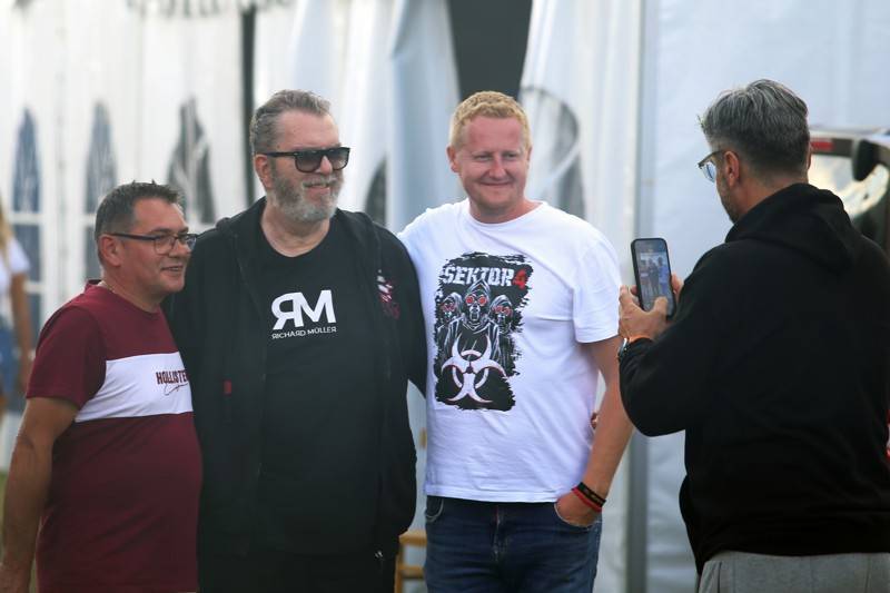 Cibulafest, den druhý: Tomáš Klus na pouti publikem a ohnivé show Kabátu a Škworu