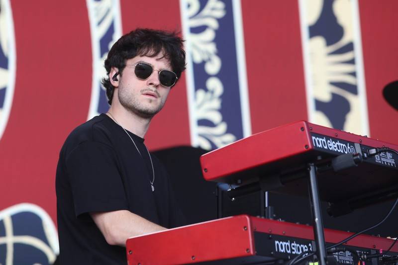 Cibulafest, den druhý: Tomáš Klus na pouti publikem a ohnivé show Kabátu a Škworu