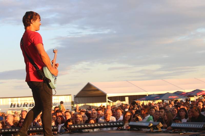 Cibulafest, den druhý: Tomáš Klus na pouti publikem a ohnivé show Kabátu a Škworu