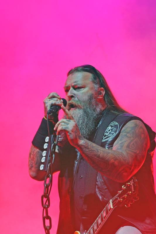 Cibulafest, den druhý: Tomáš Klus na pouti publikem a ohnivé show Kabátu a Škworu