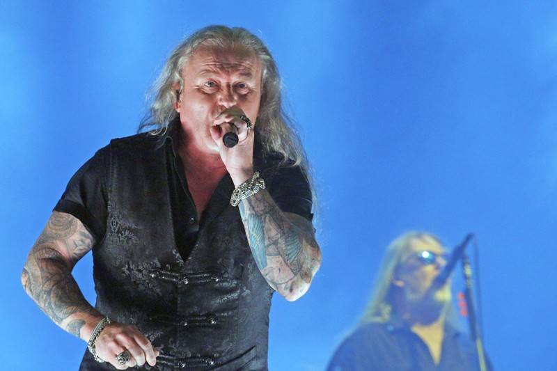 Cibulafest, den druhý: Tomáš Klus na pouti publikem a ohnivé show Kabátu a Škworu