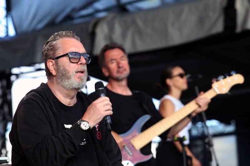 Cibulafest, den druhý: Tomáš Klus na pouti publikem a ohnivé show Kabátu a Škworu