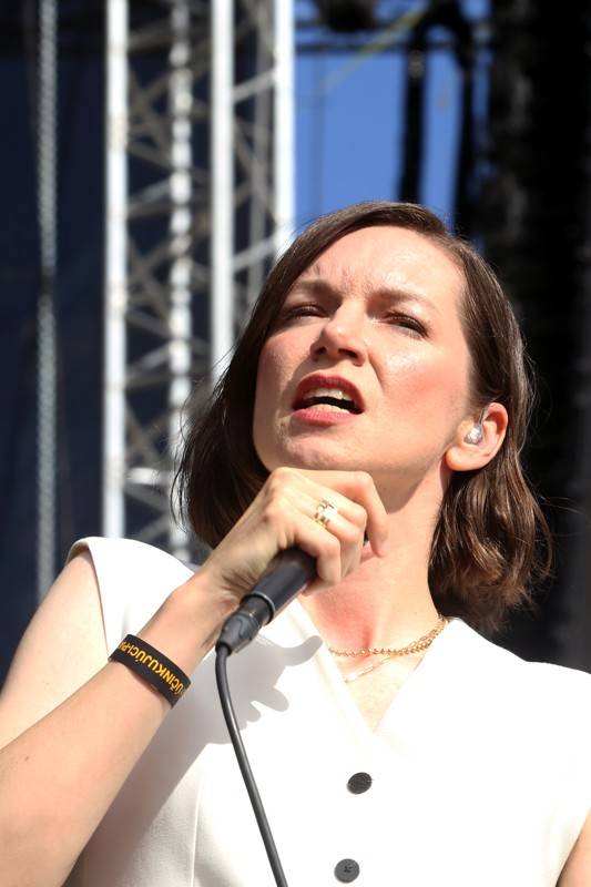 Cibulafest, den druhý: Tomáš Klus na pouti publikem a ohnivé show Kabátu a Škworu