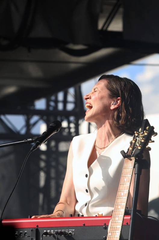 Cibulafest, den druhý: Tomáš Klus na pouti publikem a ohnivé show Kabátu a Škworu