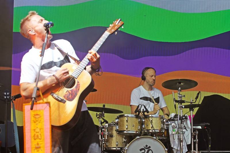 Cibulafest, den druhý: Tomáš Klus na pouti publikem a ohnivé show Kabátu a Škworu