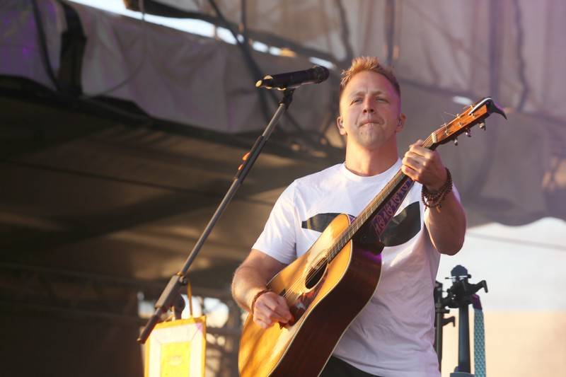 Cibulafest, den druhý: Tomáš Klus na pouti publikem a ohnivé show Kabátu a Škworu