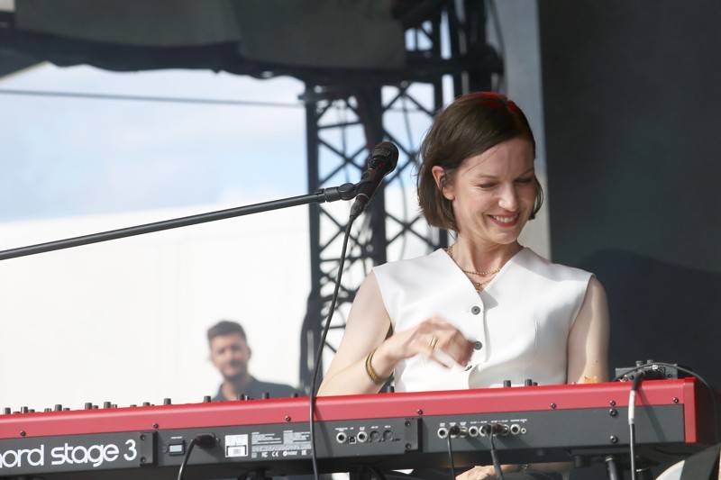 Cibulafest, den druhý: Tomáš Klus na pouti publikem a ohnivé show Kabátu a Škworu