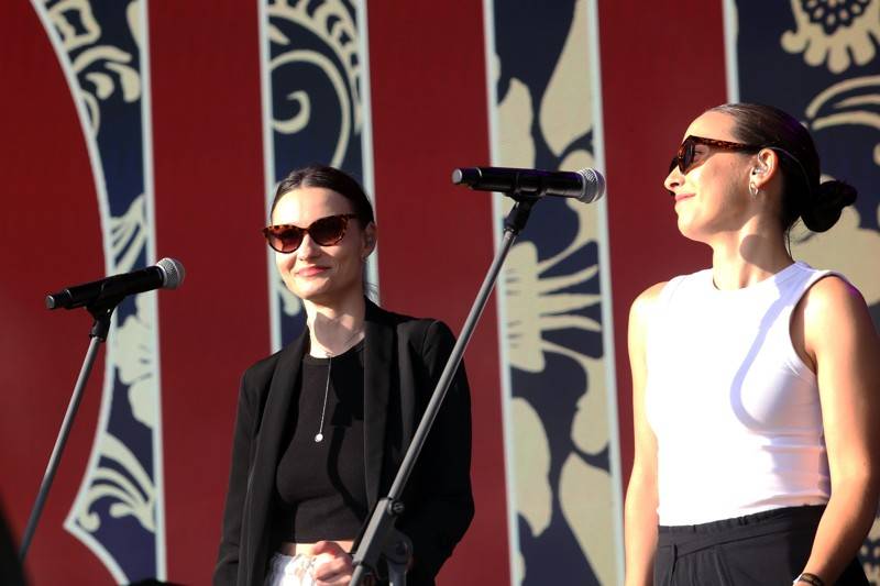 Cibulafest, den druhý: Tomáš Klus na pouti publikem a ohnivé show Kabátu a Škworu