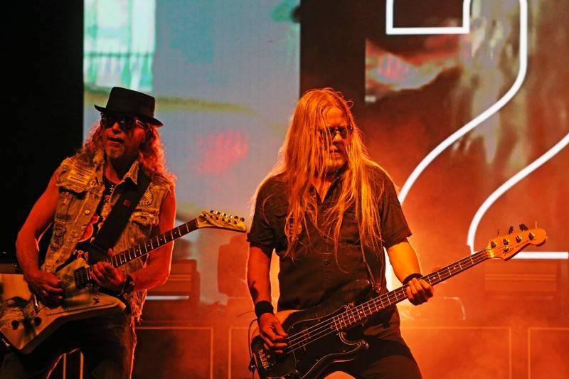 Cibulafest, den druhý: Tomáš Klus na pouti publikem a ohnivé show Kabátu a Škworu