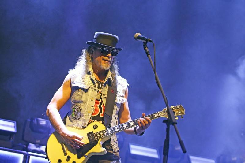 Cibulafest, den druhý: Tomáš Klus na pouti publikem a ohnivé show Kabátu a Škworu