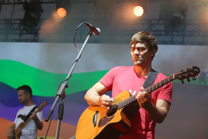 Cibulafest, den druhý: Tomáš Klus na pouti publikem a ohnivé show Kabátu a Škworu