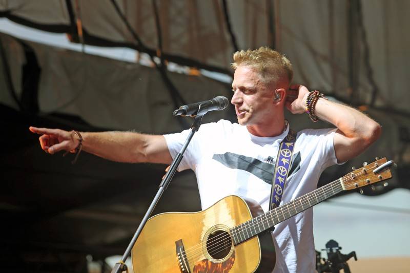 Cibulafest, den druhý: Tomáš Klus na pouti publikem a ohnivé show Kabátu a Škworu