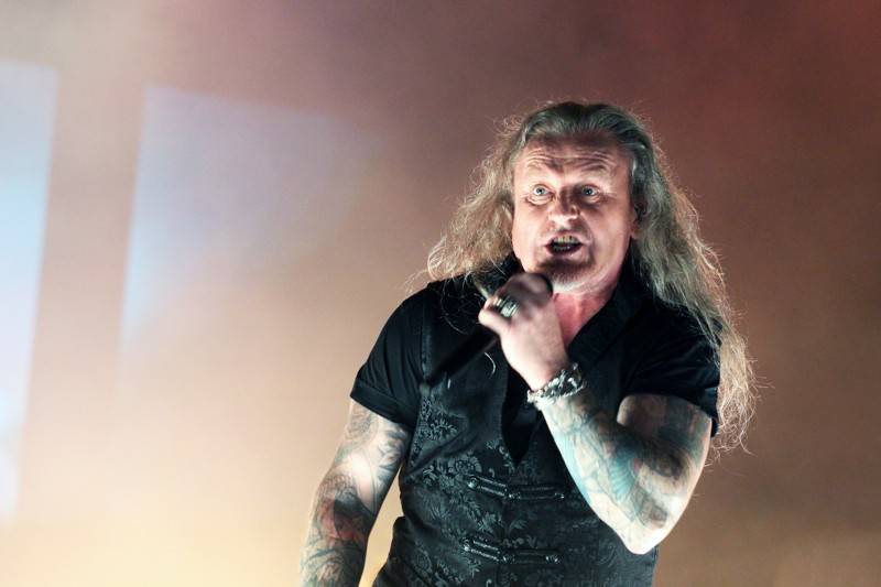 Cibulafest, den druhý: Tomáš Klus na pouti publikem a ohnivé show Kabátu a Škworu