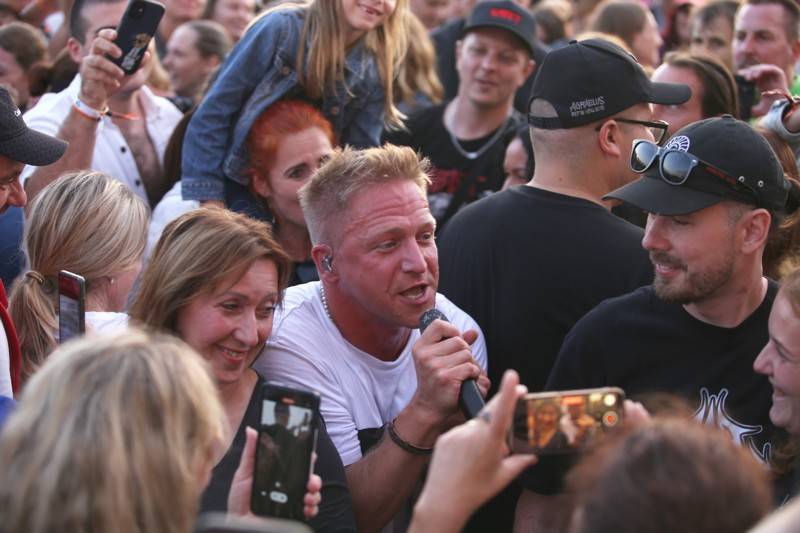 Cibulafest, den druhý: Tomáš Klus na pouti publikem a ohnivé show Kabátu a Škworu