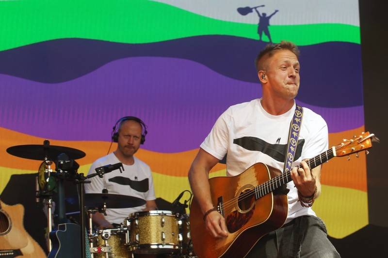 Cibulafest, den druhý: Tomáš Klus na pouti publikem a ohnivé show Kabátu a Škworu