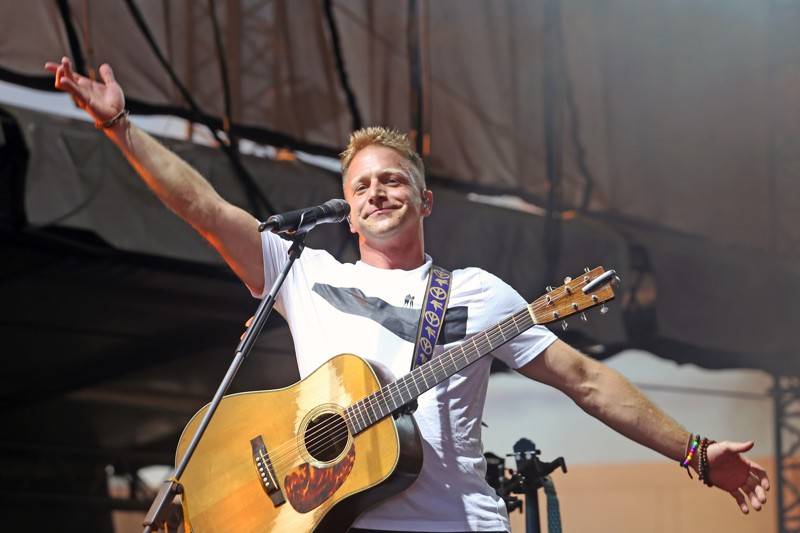 Cibulafest, den druhý: Tomáš Klus na pouti publikem a ohnivé show Kabátu a Škworu