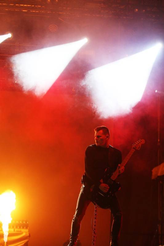 Cibulafest, den druhý: Tomáš Klus na pouti publikem a ohnivé show Kabátu a Škworu