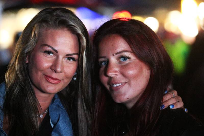 Cibulafest, den druhý: Tomáš Klus na pouti publikem a ohnivé show Kabátu a Škworu