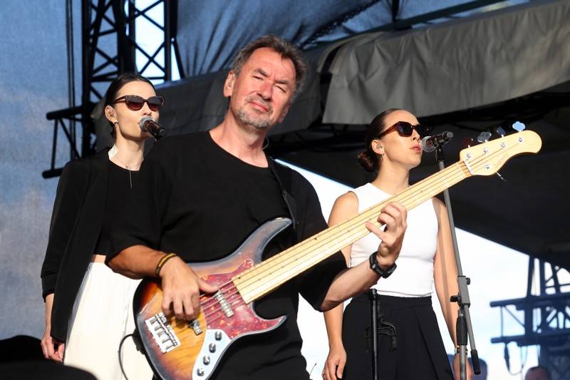 Cibulafest, den druhý: Tomáš Klus na pouti publikem a ohnivé show Kabátu a Škworu