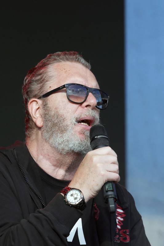 Cibulafest, den druhý: Tomáš Klus na pouti publikem a ohnivé show Kabátu a Škworu