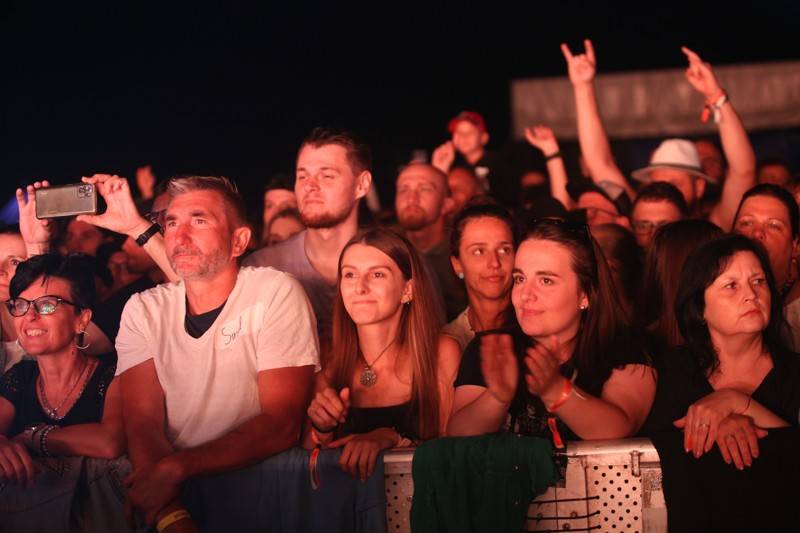 Cibulafest, den druhý: Tomáš Klus na pouti publikem a ohnivé show Kabátu a Škworu