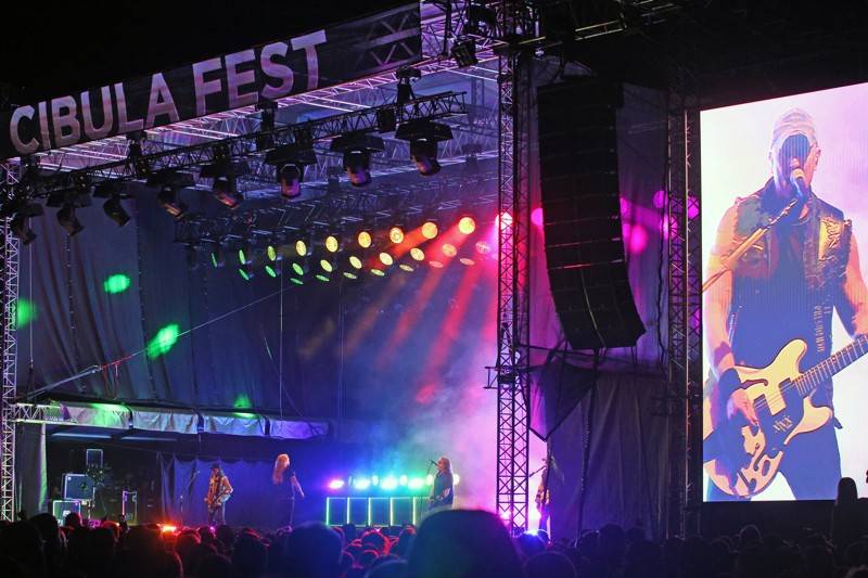 Cibulafest, den druhý: Tomáš Klus na pouti publikem a ohnivé show Kabátu a Škworu