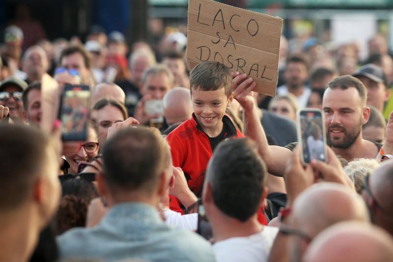 Cibulafest, den druhý: Tomáš Klus na pouti publikem a ohnivé show Kabátu a Škworu