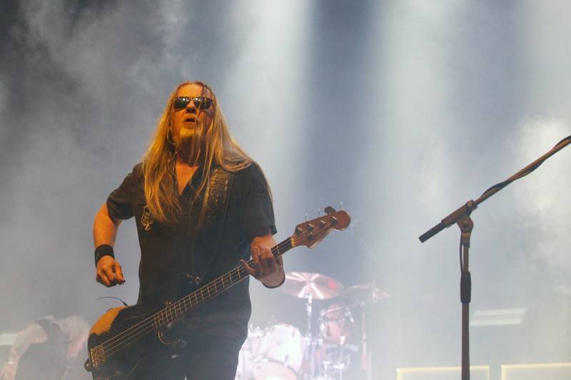 Cibulafest, den druhý: Tomáš Klus na pouti publikem a ohnivé show Kabátu a Škworu