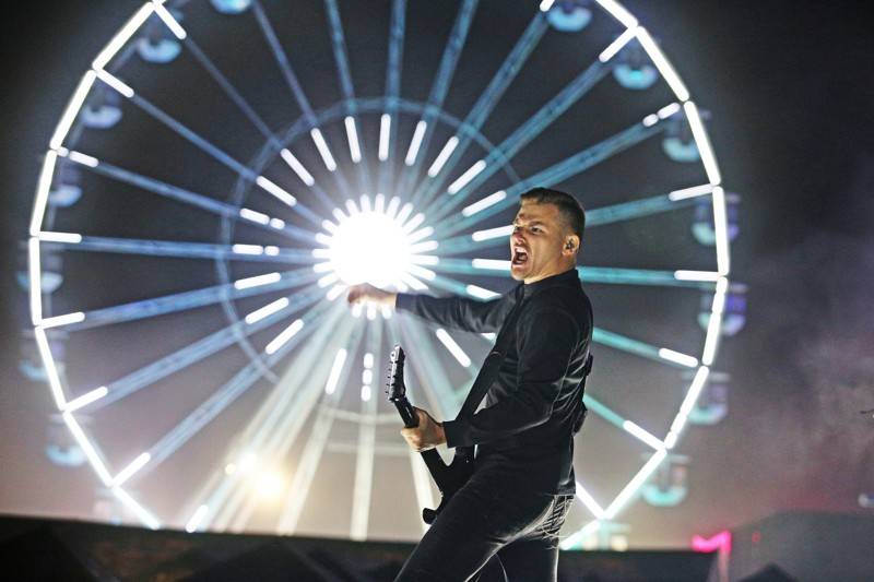 Cibulafest, den druhý: Tomáš Klus na pouti publikem a ohnivé show Kabátu a Škworu