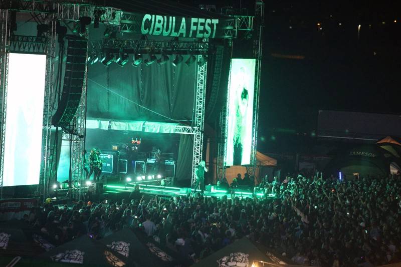 Cibulafest, den druhý: Tomáš Klus na pouti publikem a ohnivé show Kabátu a Škworu